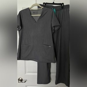FIGS Scrub Set - size M graphite gray Casma Top + Livingston Pants